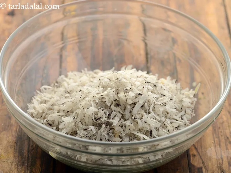 स्टेप 3 – इसमें सूखा नारियल डालें। यह एक अच्छा दानेदार माउथफिल देता …