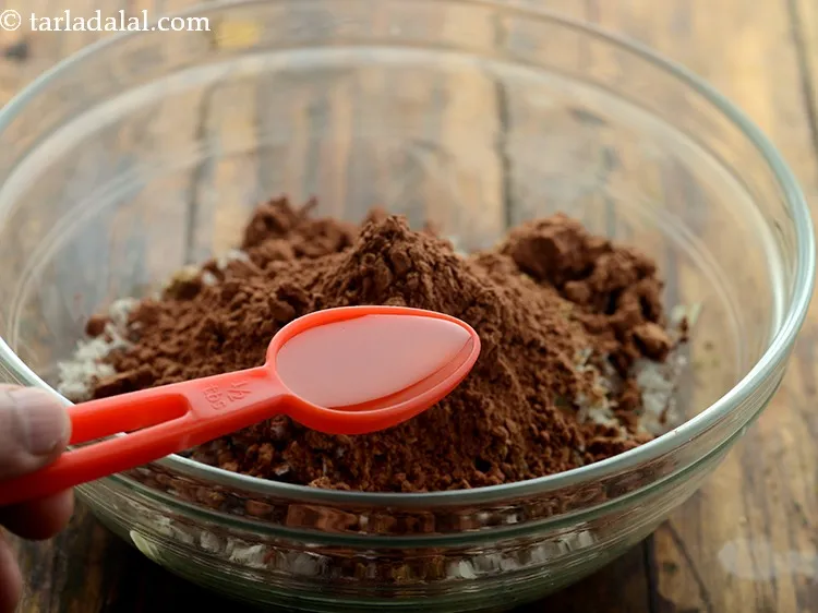 स्टेप 6 – शहद डालें। आप अपनी पसंद के मीठेपन के अनुसार मात्रा …