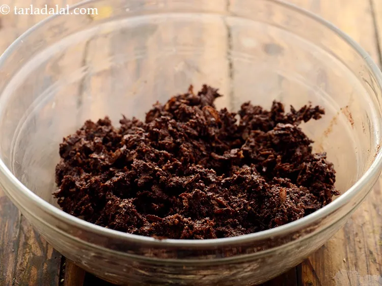 स्टेप 7 – अपने हाथों या एक चम्मच का उपयोग करके बहुत अच्छी …