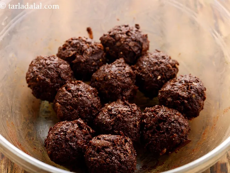 स्टेप 8 – मिश्रण को ११ बराबर भागों में विभाजित करें और प्रत्येक …