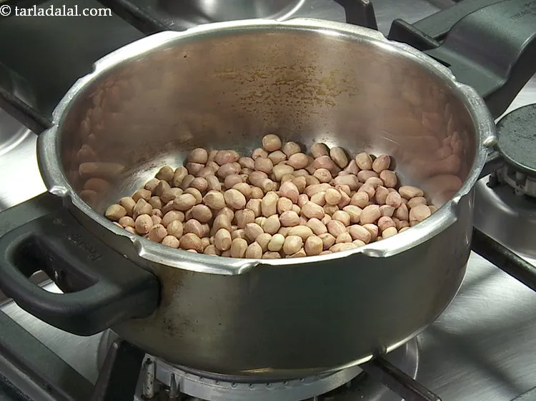 स्टेप 1 – <strong>पीनट चाट रेसिपी</strong> बनाने के लिए | <strong>मूंगफली चाट रेसिपी …