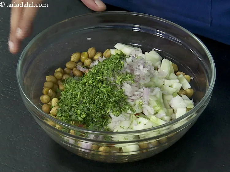 स्टेप 10 – बारीक कटा हुआ हरा धनिया डालें।