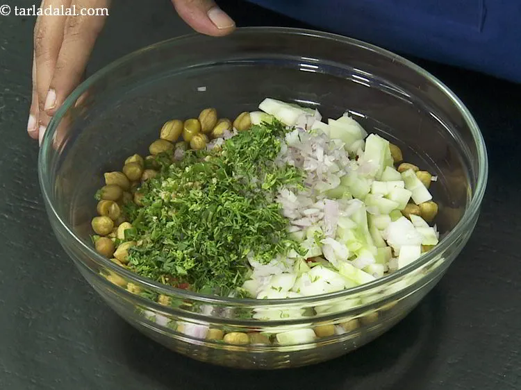 स्टेप 11 – बारीक कटी हरी मिर्च डालें। अगर बच्चों के लिए बना …