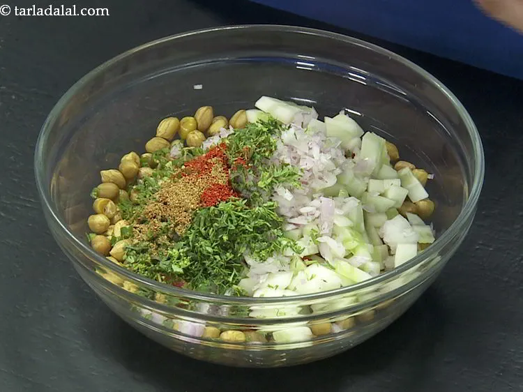 स्टेप 13 – एक सहज स्वाद के लिए जीरा पाउडर डालें।