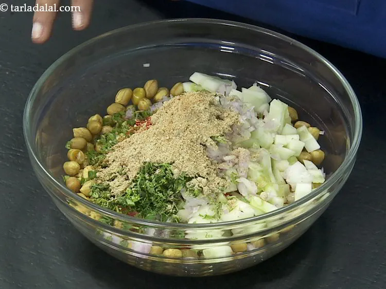 स्टेप 14 – <div> एक अच्छे चटपटे स्वाद के लिए चाट मसाला डालें। …