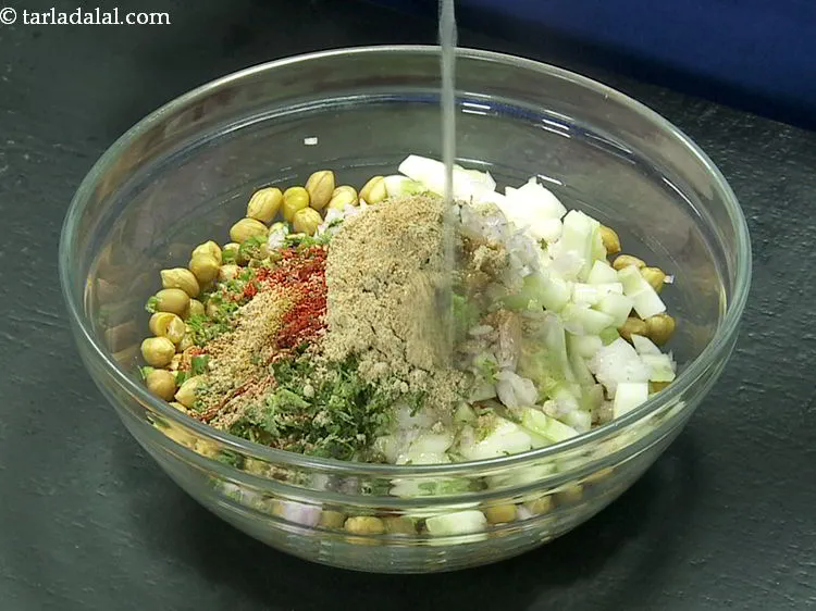 स्टेप 15 – उबली हुई मूंगफली चाट को रिफ्रेशिंग बनाने के लिए नींबू …