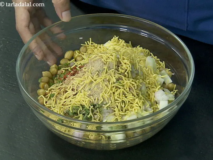 स्टेप 16 – एक अच्छा क्रंच देने के लिए बेक्ड सेव डालें। हमने …