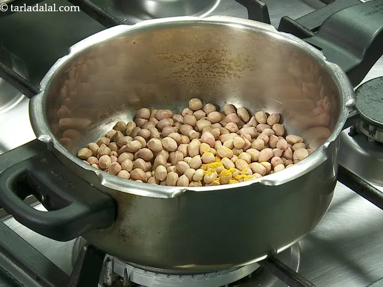 स्टेप 2 – हल्दी डालें।