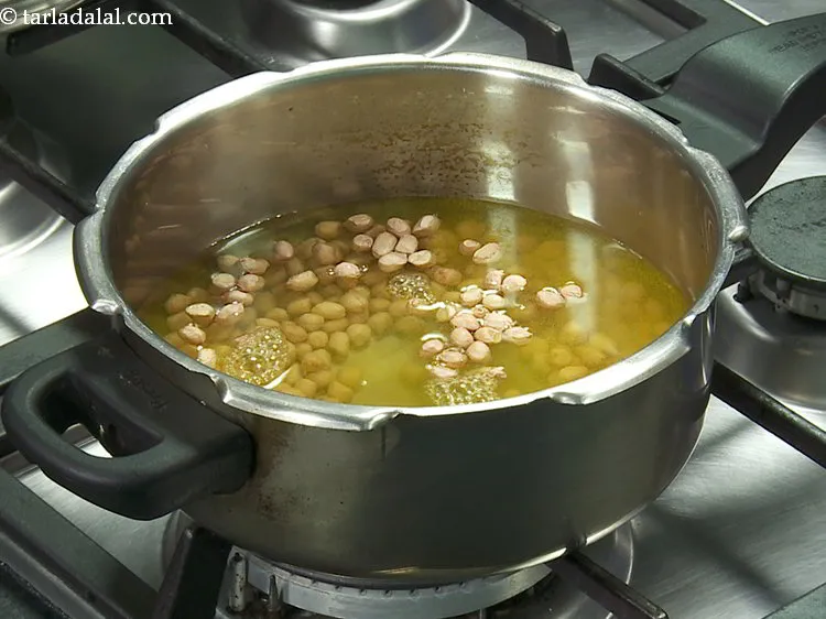 स्टेप 3 – नमक और पर्याप्त पानी डालें।