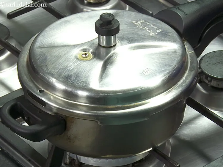 स्टेप 4 – अच्छी तरह से मिलाएं और ३ सीटी के लिए प्रेशर …