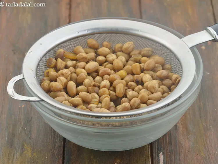 स्टेप 5 – मूंगफली को छान लें और पूरी तरह से ठंडा होने …