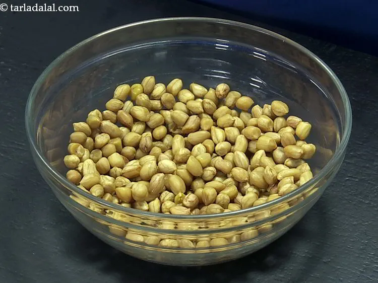 स्टेप 6 – ठंडा होने के बाद, उबली हुई मूंगफली को एक गहरे …