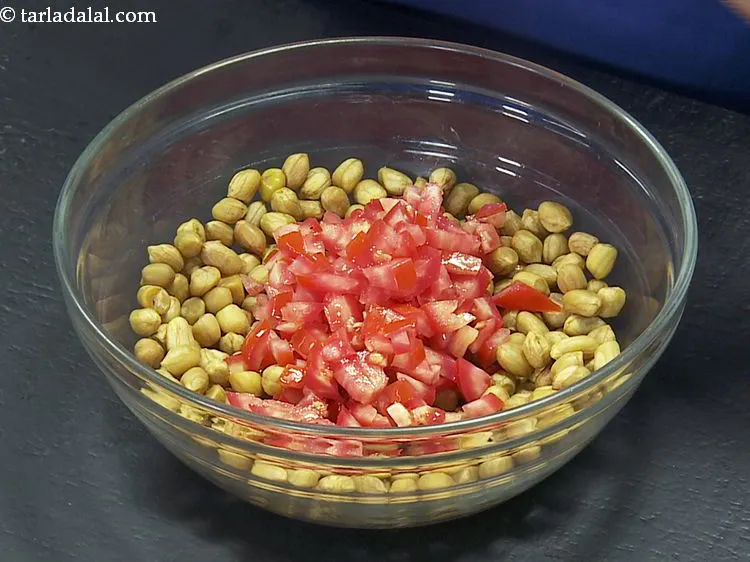 स्टेप 7 – <strong>क्विक मूंगफली चाट</strong> बनाने के लिए कटोरे में कटे हुए …