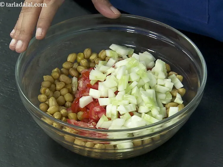 स्टेप 8 – कटी हुई ककड़ी डालें। यदि मौसम में हो, तो आप …