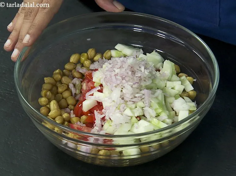 स्टेप 9 – बारीक कटे हुए प्याज डालें। इसके अलावा, आप <strong>चटपटा मूंगफली …