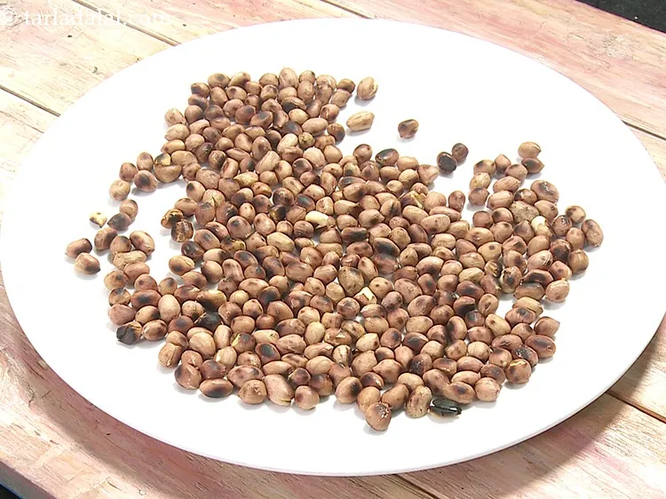 Step 7 – Remember to cool the peanuts well. This makes it easier to remove the shell.