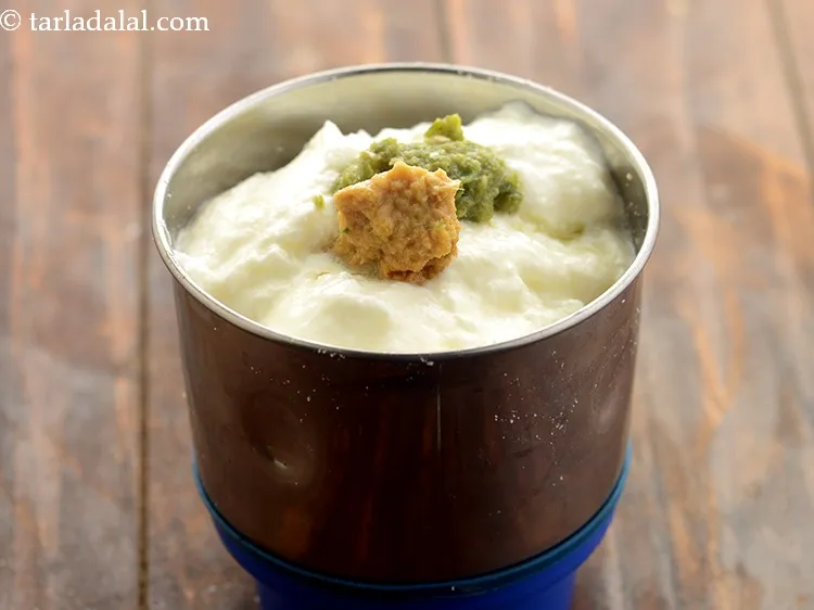 स्टेप 3 – अदरक-हरी मिर्च की पेस्ट डालें।