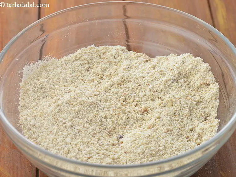 Step 8 – Transfer the coarsely crushed peanut powder in a deep bowl.