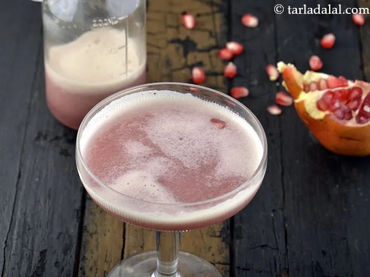 Step 9 – Serve <strong>pear pomegranate cooler Indian drink</strong> immediately.