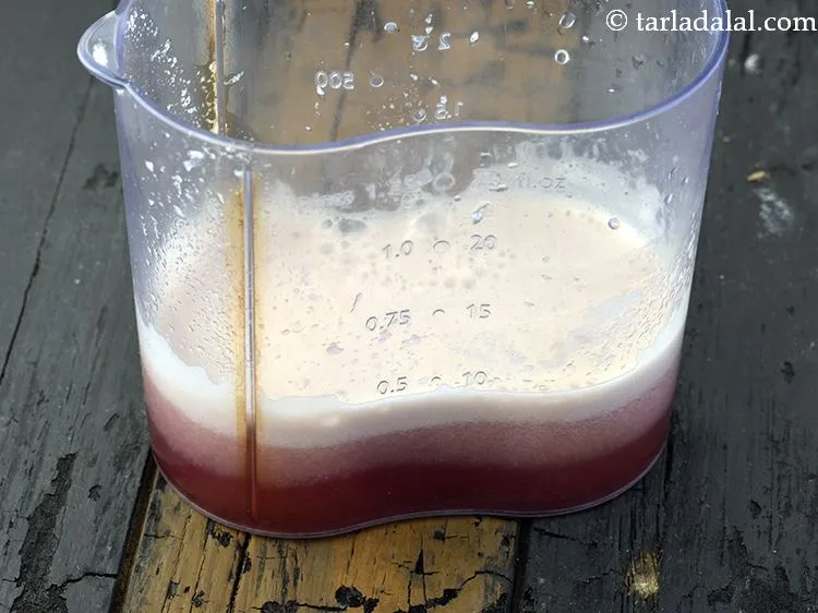 Step 7 – Collect the <strong>pomegranate pear juice summer drink</strong> in a bowl.&nbsp;