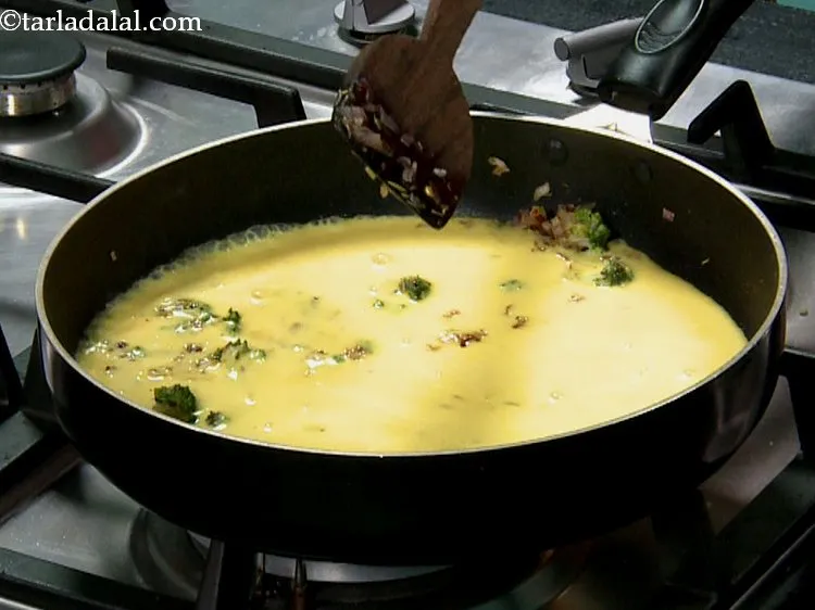 स्टेप 14 – पैन में तैयार पंपकिन सॉस डालें।