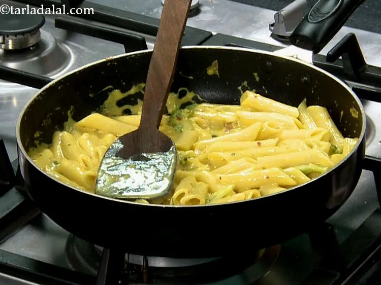 स्टेप 15 – पका हुआ पेने भी डालें, धीरे से मिलाएं और मध्यम …