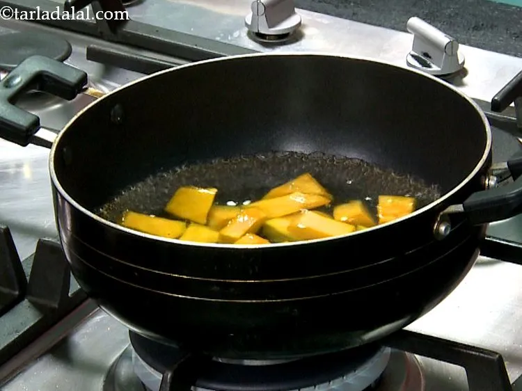 स्टेप 4 – पानी में उबाल आने पर लाल कद्दू को पानी में …