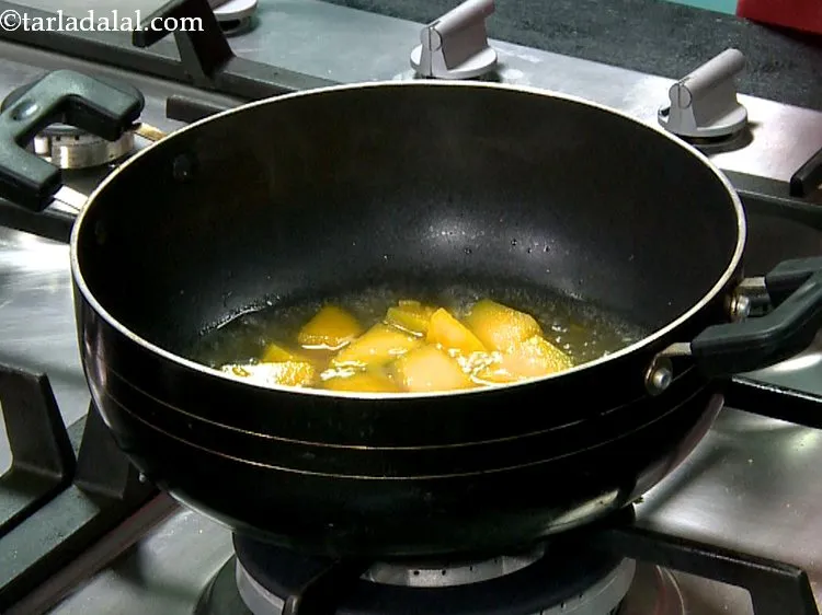 स्टेप 18 – कद्दू को ब्लेंड करने से पहले अच्छी तरह से ठंडा …