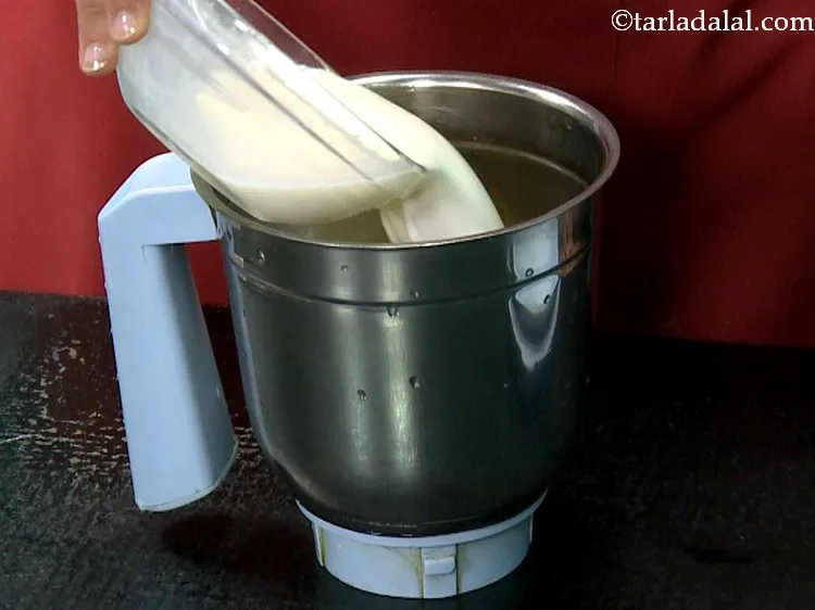स्टेप 7 – ठंडा होने पर कद्दू को दूध के साथ मिक्सर जार …