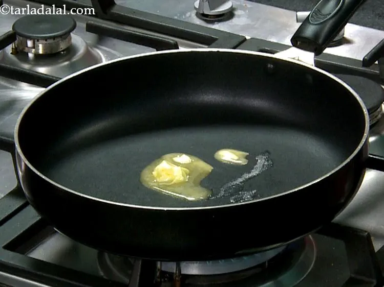 स्टेप 9 – एक चौड़े नॉन-स्टिक पॅन में मक्खन गरम करें।