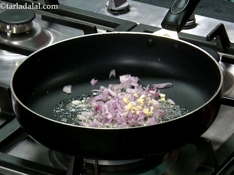 स्टेप 10 – जब मक्खन पिघल जाए तो उसमें प्याज और लहसुन डालें। …