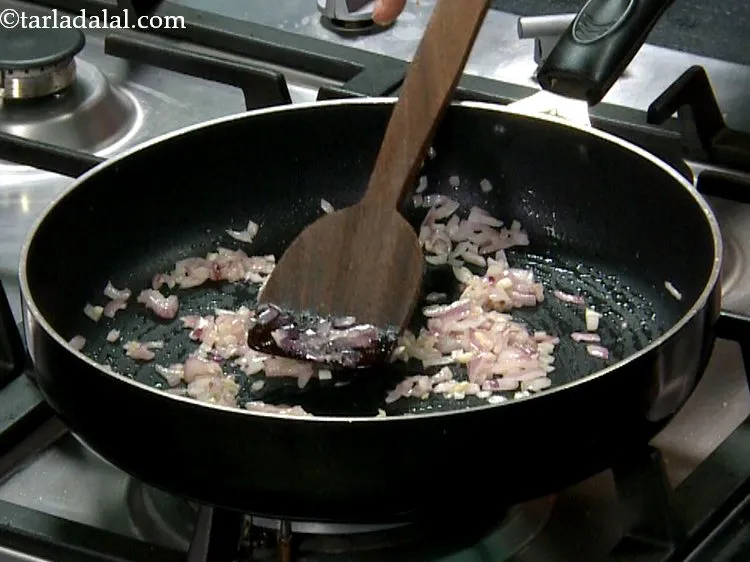 स्टेप 11 – मध्यम आँच पर १ मिनट के लिए या थोड़ा पारदर्शी …