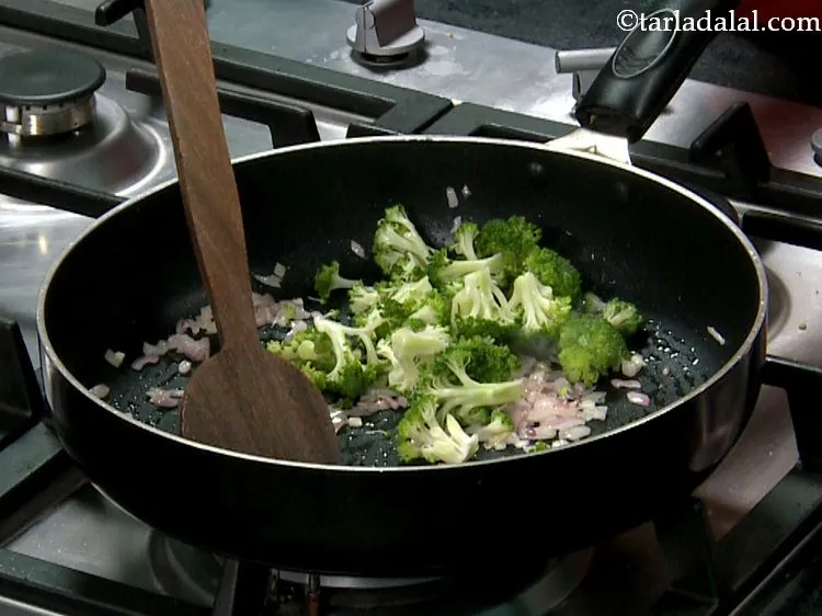 स्टेप 12 – अब ब्रोकली डालें। ब्रोकली को पहले ही ब्लांच कर लिया …