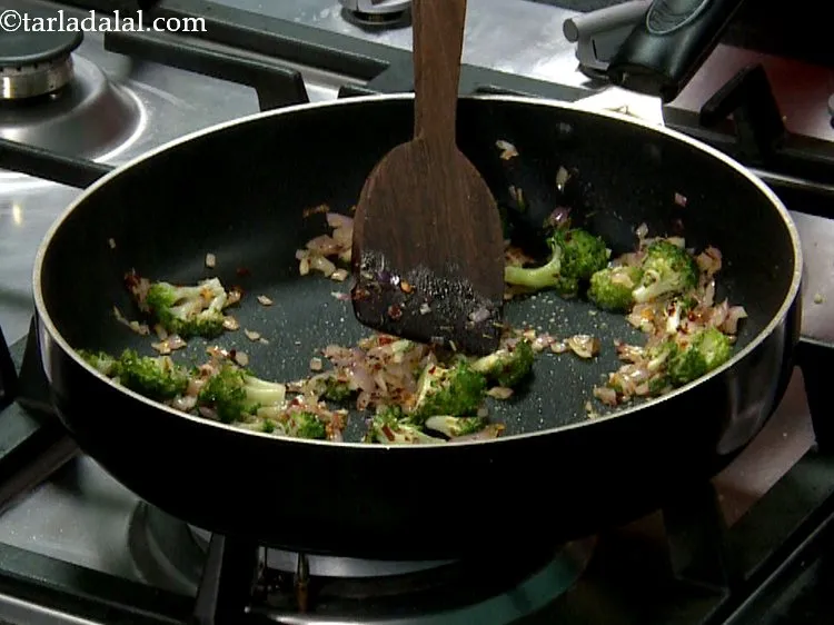 स्टेप 13 – साथ ही, सूखी लाल मिर्च के फ्लैकस्, सूखे मिले जुले …