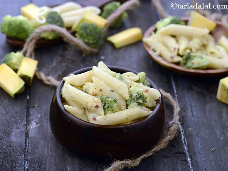 स्टेप 16 – ब्रेड रोल के साथ <strong>पास्ता इन पंपकिन सॉस</strong> को | …