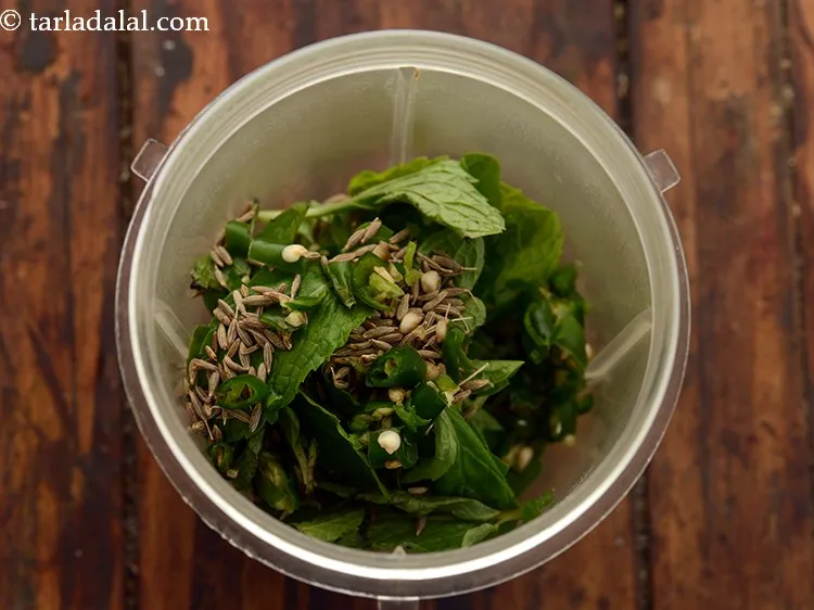 स्टेप 4 – हरी मिर्च डालें। अपनी पसंद के अनुसार मात्रा समायोजित करें।