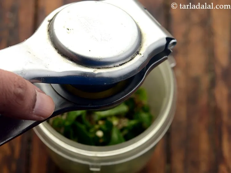 स्टेप 5 – नींबू का रस डालें।