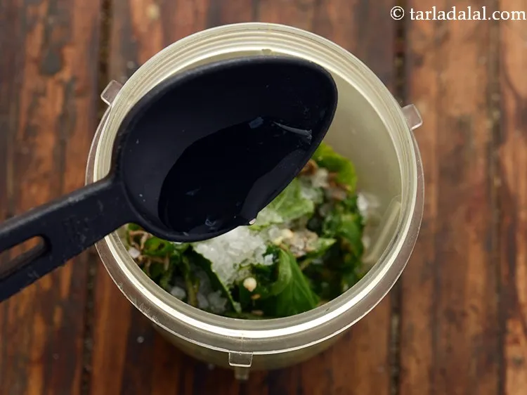 स्टेप 8 – १ टेबलस्पून पानी डालें।