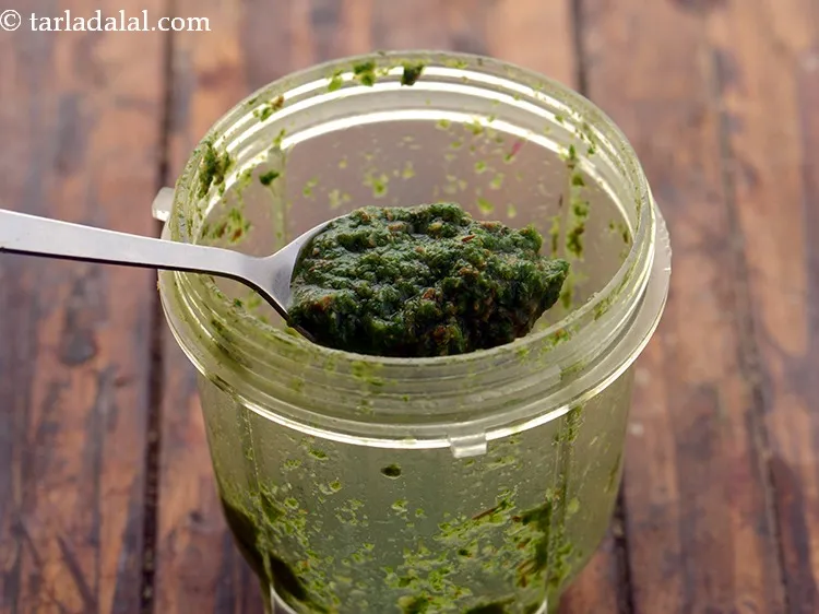 स्टेप 9 – मिक्सर में दरदरी पेस्ट बनने तक पीस लें। चाहें तो …