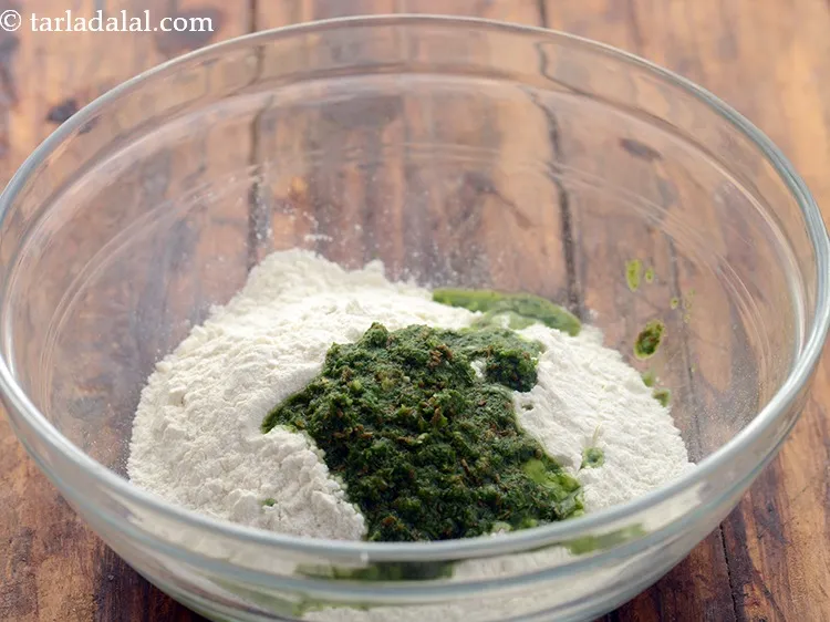 स्टेप 11 – तैयार पुदीने की पेस्ट को डालें।