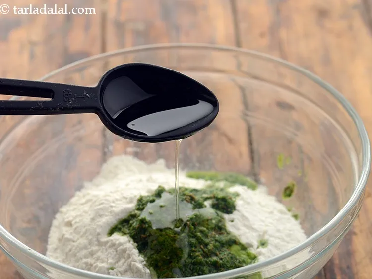 स्टेप 12 – १ टेबलस्पून तेल डालें। पिघले हुए घी से तेल को …