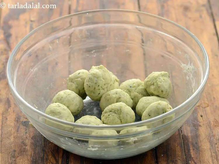 स्टेप 14 – आटे को १४ समान भागों में विभाजित करें।