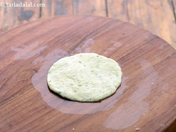 स्टेप 15 – आटा के एक हिस्से को ५० मिमी (२&quot;) व्यास के …