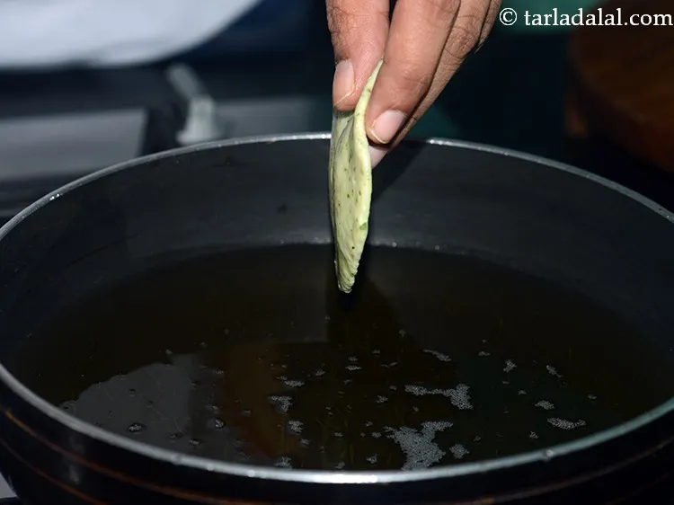 स्टेप 16 – <strong>पुदीना पूरी</strong> को तलने करने के लिए, एक गहरे नॉन-स्टिक …