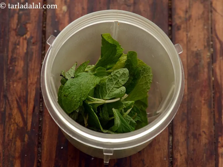 स्टेप 2 – <strong>पुदीना पूरी</strong> के लिए पुदीने की पेस्ट बनाने के लिए …