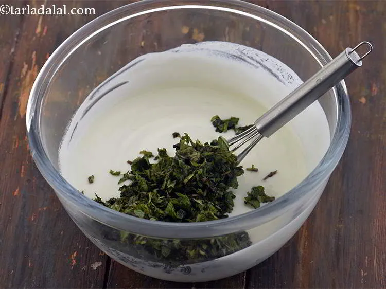 स्टेप 3 – पुदीने की पत्तियां डालें। ताजी पत्तियों का ही प्रयोग करें। …