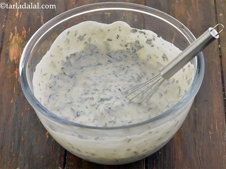 स्टेप 6 – <strong>पुदीना रायता</strong> की सभी सामग्री को एक व्हिस्क की मदद …