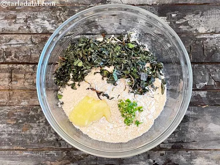 Step 8 – Add 1 teaspoon green chilli paste.