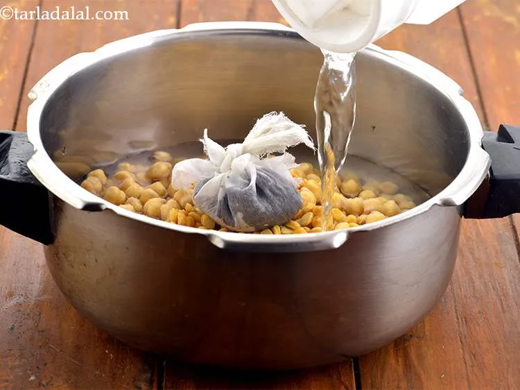 स्टेप 12 – अब २ १/२ कप पानी डालें और अच्छी तरह मिलाएं।