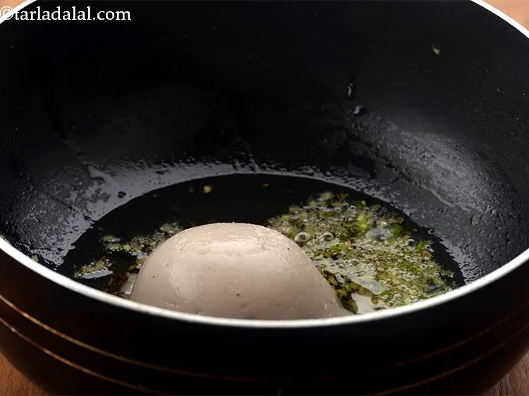 स्टेप 17 – वांछित तीक्ष्णता के लिए प्याज डालें।